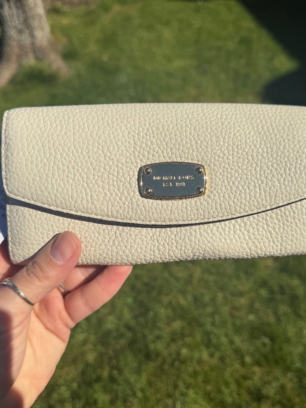 Ivory/white pebbled leather MICHAEL Michael Kors Jet Set slim flap wallet.